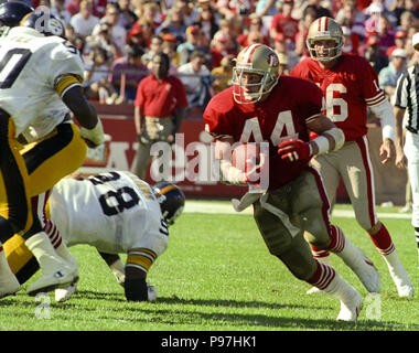 San Francisco, California, USA. 21st Oct, 1990. San Francisco 49ers vs  Pittsburg Steelers at Candlestick Park Sunday, October 21, 1990. 49ers beat  Steelers 27-7. 49er quarterback Joe Montana (16) passes over Steelers