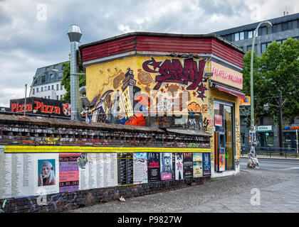 Berlin, Friedrichshain, RAW Gelände. Saray Fast food outlet colourful exterior, Kiosk selling Doner Kababs, falafel & Houloumi Stock Photo