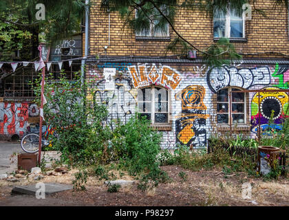 Berlin-Friedrichshain, RAW Gelände. VWG Haus 4.Studios & administration in historic old brick building,street art,unkempt garden Stock Photo