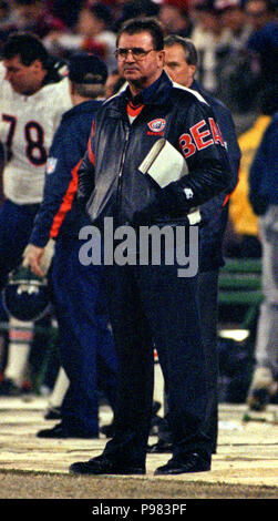 Chicago, Illinois, USA, 1986 Chicago Bears head coach Mike Ditka at awards  dinner Credit: Mark Reinstein / MediaPunch Stock Photo - Alamy