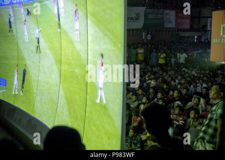 Dhaka, Dhaka, Bangladesh. 15th July, 2018. July 15, 2018 - Dhaka, Bangladesh ''“ People watch the Russia 2018 FIFA World Cup football final match between Croatia and France on projector screen at the street in Dhaka. Credit: K M Asad/ZUMA Wire/Alamy Live News Stock Photo