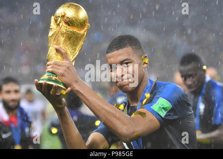 Moscow, Russland. 15th July, 2018. Presentation ceremony of the new World  Champion France: Kylian Mbappe (France) with the World Cup. GES/Football/World  Championship 2018 Russia, Final: France - Croatia, 15.07.2018  GES/Soccer/Football, Worldcup 2018