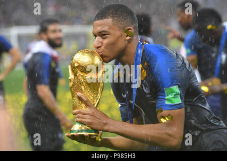 Moscow, Russland. 15th July, 2018. Presentation ceremony of the new World  Champion France: Kylian Mbappe (France) with the World Cup. GES/Football/World  Championship 2018 Russia, Final: France - Croatia, 15.07.2018  GES/Soccer/Football, Worldcup 2018