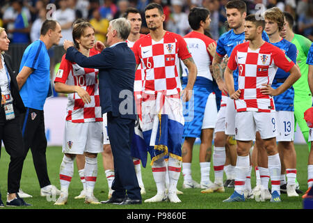 Moscow, Russland. 15th July, 2018. Didier DESCHAMPS, coach (FRA) is trophying the Croatian players. Embraces Luka MODRIC (CRO), consolation, disappointment, frustrated, disappointed, frustrated, dejected, action. France (FRA) - Croatia (CRO) 4-2, Final, Game 64, on 15.07.2018 in Moscow; Luzhniki Stadium. Football World Cup 2018 in Russia from 14.06. - 15.07.2018. | usage worldwide Credit: dpa/Alamy Live News Stock Photo