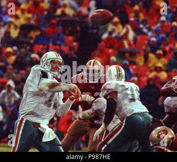 San Francisco, California, USA. 6th Dec, 1992. San Francisco 49ers vs. Miami  Dolphins at Candlestick Park Sunday, December 6, 1992. 49ers Beat Dolphins  27-3. San Francisco 49ers quarterback Steve Young Credit: Al