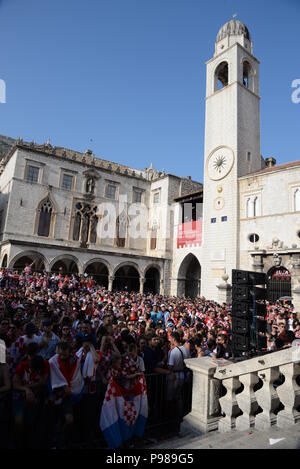 Dubrovnik, Croatia. 15th July, 2018. Fans of Croatia watch the 2018 FIFA World Cup final match between Croatia and France in the Old Town of Dubrovnik, Croatia, on July 15, 2018. Croatia lost to France 2-4 in the final and won the second place of the 2018 FIFA World Cup. Credit: Gao Lei/Xinhua/Alamy Live News Stock Photo