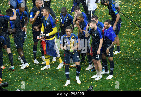 Presentation ceremony of the new World Champion France: Goalkeeper Hugo  Lloris (France) presents the, Stock Photo, Picture And Rights Managed  Image. Pic. PAH-106597659