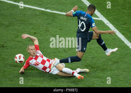 Moscow, Russland. 16th July, 2018. Domagoj VIDA (left, CRO) versus Kylian MBAPPE (FRA), Action, duels, France (FRA) - Croatia (CRO) 4: 2, Final, Game 64, on 15.07.2018 in Moscow; Football World Cup 2018 in Russia from 14.06. - 15.07.2018. | Usage worldwide Credit: dpa/Alamy Live News Stock Photo