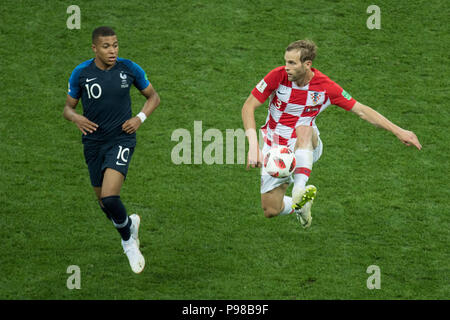 Moscow, Russland. 16th July, 2018. Kylian MBAPPE (left, FRA) versus Ivan STRINIC (CRO), Action, duels, France (FRA) - Croatia (CRO) 4: 2, Final, Game 64, on 15.07.2018 in Moscow; Football World Cup 2018 in Russia from 14.06. - 15.07.2018. | Usage worldwide Credit: dpa/Alamy Live News Stock Photo
