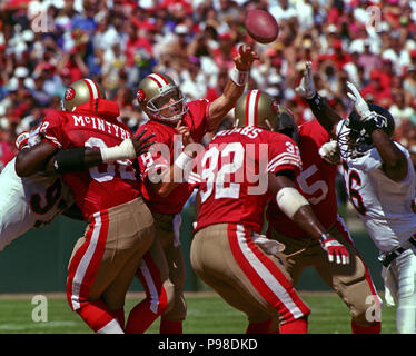 San Francisco, California, USA. 22nd Nov, 1993. San Francisco 49ers vs. New  Orleans Saints at Candlestick Park Monday, November 22, 1993. 49ers beat  Saints 42-7. San Francisco 49ers running back Ricky Watters (