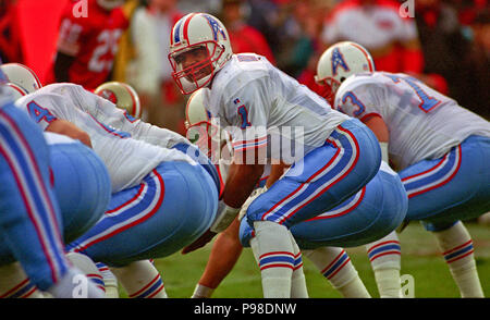 San Francisco, California, USA. 18th Dec, 1995. San Francisco 49ers vs.  Minnesota Vikings at Candlestick Park Monday, December 18, 1995. 49ers beat  Vikings 37-30. Minnesota Vikings quarterback Warren Moon (1) hands off