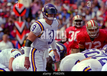 Jim McMahon, (9) quarterback for the Chicago Bears, in action, 1986.  Location unknown. (AP Photo Stock Photo - Alamy