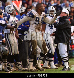 San Francisco, California, USA. 17th Jan, 1993. San Francisco 49ers vs.  Dallas Cowboys at Candlestick Park Sunday, January 17,1993. Cowboys beat  49ers 30-20. Dallas Cowboys quarterback Troy Aikman (8) fakes hand off