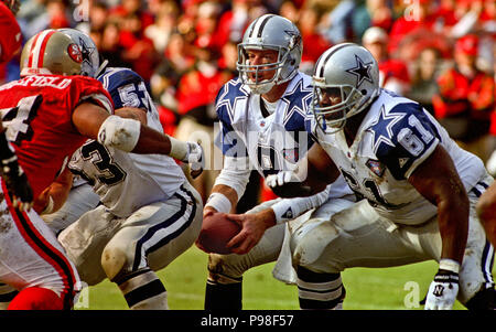 San Francisco, California, USA. 17th Jan, 1993. San Francisco 49ers vs. Dallas  Cowboys at Candlestick Park Sunday, January 17,1993. Cowboys beat 49ers  30-20. Dallas Cowboys quarterback Troy Aikman (8) fakes hand off