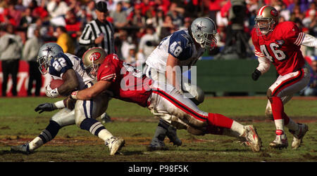 San Francisco, California, USA. 17th Jan, 1993. San Francisco 49ers vs.  Dallas Cowboys at Candlestick Park Sunday, January 17,1993. Cowboys beat  49ers 30-20. Dallas Cowboys quarterback Troy Aikman (8) fakes hand off