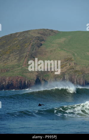 Often Sheltered from the wind  Atlantic waves provide perfect surfing conditions at Manorbier, Pembroke in West Wales Stock Photo