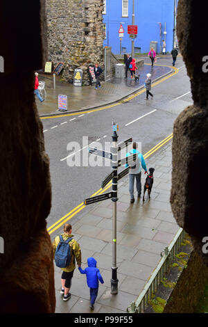 arrow loop window caernarfon castle gwynedd wales Stock Photo - Alamy