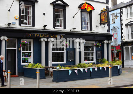 The Palace Vaults in Castle Ditch, Caernarfon North Wales Stock Photo
