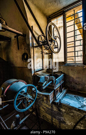 A laboratory of the old Pharmacy and Apothecary 'Farmacia di S. Maria della Scala' in Piazza della Scala in Trastevere quarter, Rome, Italy Stock Photo