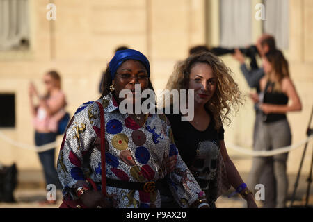 Paris, France. 16th July 2018. France's midfielder Paul Pogba's girl-friend, Maria Zulay Salaues (R) and the player's mother, Yeo arrive at the presidential Elysee palace in the wake of France's World Cup victory. La petite amie de Paul Pogba, Zulay Salaues, et sa mere, Yeo Pogba, arrivent au palais de l'Elysee pour la reception en l'honneur des champions du monde de football. *** FRANCE OUT / NO SALES TO FRENCH MEDIA *** Credit: Idealink Photography/Alamy Live News Stock Photo