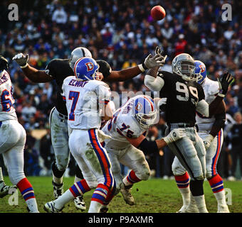 Aundray Bruce of the Oakland Raiders Stock Photo - Alamy