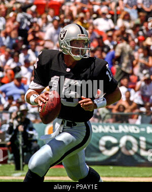 Oakland, California, USA. 12th Aug, 1995. Oakland Raiders vs. St. Louis Rams  at Oakland Alameda County Coliseum Saturday, August 12, 1995. Raiders beat  Rams 27-22. Oakland Raiders defensive back Joe King Credit: