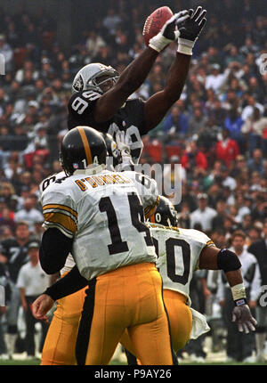 Pittsburgh Steelers quarterback Neil O'Donnell releases a pass during a  game with the Cincinnati Bengals on Sunday, Nov. 19, l995, in Cincinnati.  O'Donnell threw three touchdown passes for the day to lead