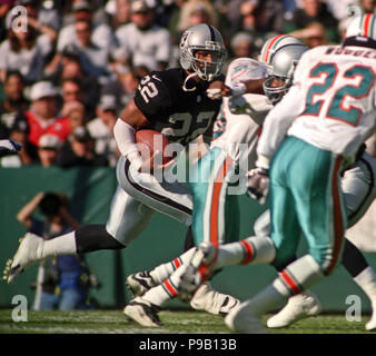 Oakland, California, USA. 1st Dec, 1996. Oakland Raiders vs. Miami Dolphins  at Oakland Alameda County Coliseum Sunday, December 1, 1996. Raiders beat  Dolphins 17-7. Oakland Raiders quarterback Jeff Hostetler Credit: Al  Golub/ZUMA