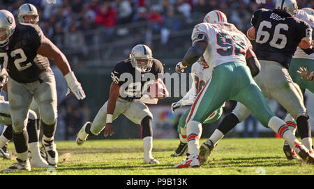 RAIDERS KAUFMAN 3-C-09DEC99-SP-MAC Oakland Raiders V. Tennessee Titans.  Raiders 72- Lincoln Kennedy leads the way for running back 26- Napoleon  Kaufman on a sweep. by Michael Macor/The Chronicle (MICHAEL MACOR/San  Francisco Chronicle