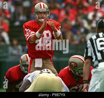 San Francisco, California, USA. 22nd Nov, 1998. San Francisco 49ers vs. New  Orleans Saints at Candlestick Park Sunday, November 22, 1998. 49ers beat  Saints 31-20. New Orleans Saints defensive tackle La'Roi Glover (