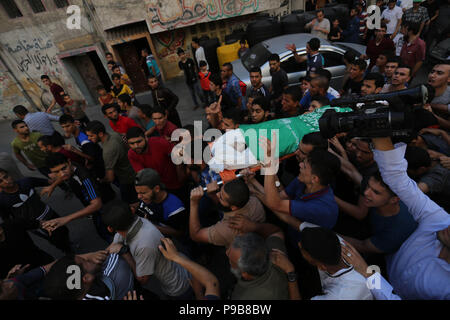 Gaza City, Gaza Strip, Palestinian Territory. 17th July, 2018. Mourners carry the body of Palestinian Sayi al-Shobaki, 23, who died of wounds he sustained during clashes with Israeli troops, during his funeral in Gaza city on July 17, 2018 Credit: Ashraf Amra/APA Images/ZUMA Wire/Alamy Live News Stock Photo