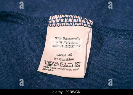 Etikett mit Pflegesymbolen in einem Kleidungsstück Stock Photo