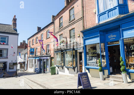 Shops and cafes in Victoria Square in the Derbyshire Dales market town of Ashbourne Stock Photo