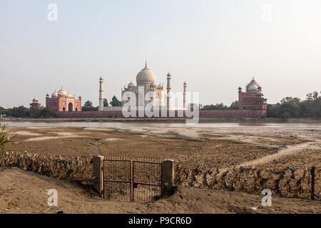 平山郁夫、Tha Taj Mahal Seen from Agra taj-mahal-in-agra-india-as-