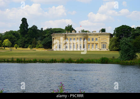 The lake and mansion at Spetchley Park Stock Photo