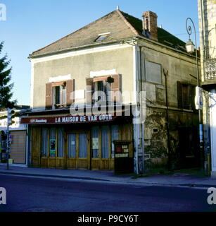 AJAXNETPHOTO. AUVERS SUR OISE, FRANCE. - ARTIST DIED HERE - THE CAFE LA MAISON DE VAN GOGH IN THE VILLAGE. A PLAQUE ON THE FACADE BETWEEN THE FIRST FLOOR WINDOWS READS ' LE PEINTRE VINCENT VAN GOGH VECUT DANS CETTE MAISON ET Y MOURUT LE 29 JULLIET 1890.' - SEEN IN THE MID 1980S.  PHOTO:JONATHAN EASTLAND/AJAX REF:85 3 2 3 Stock Photo