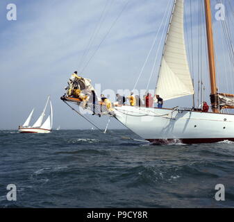 AJAXNETPHOTO. 19 AUGUST, 2001. SOLENT, ENGLAND. - AMERICA'S CUP JUBILEE - HANDING SAIL - CREW SCRAMBLE ON THE BOWSPRIT OF THE CLASSIC YACHT THENDARA TO HAND SAIL AT THE END OF THE FIRST DAY'S RACING.  PHOTO:JONATHAN EASTLAND/AJAX.  REF:011908 35. Stock Photo