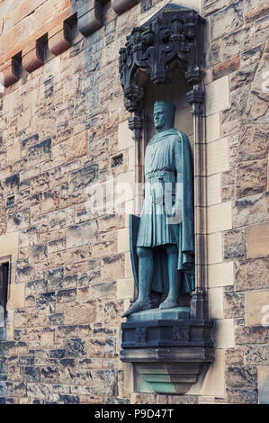 Statues of Robert the Bruce by Thomas Clapperton at the Gatehouse, main entrance to Edinburgh Castle, Edinburgh, Scotland, UK Stock Photo