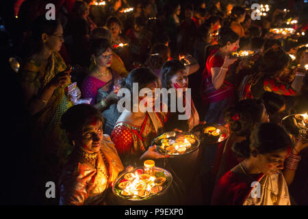 Dhaka, Bangladesh. 17th July, 2018. Hindu devotees offer prayer hold lamps as they attend a ritual named Bipodnashini Puja that Puja against evil and danger in old Dhaka, Bangladesh on July 10, 2018. Credit: Zakir Hossain Chowdhury/ZUMA Wire/Alamy Live News Stock Photo