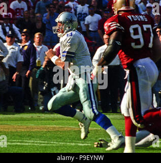 San Francisco, California, USA. 17th Jan, 1993. San Francisco 49ers vs.  Dallas Cowboys at Candlestick Park Sunday, January 17,1993. Cowboys beat  49ers 30-20. Dallas Cowboys quarterback Troy Aikman (8) fakes hand off