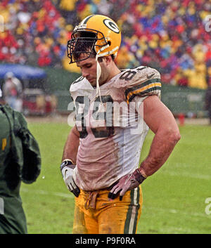 Green Bay Packers' Mark Chmura (89) glances back at Carolina