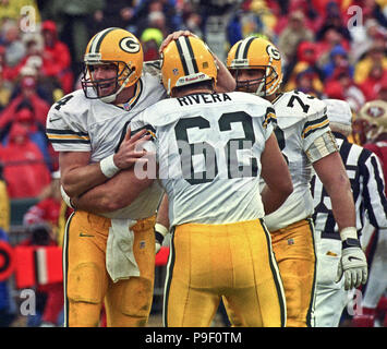 San Francisco, California, USA. 11th Jan, 1998. San Francisco 49ers vs.  Green Bay Packers at Candlestick Park Sunday, January 11, 1998. Packers  beat 49ers 23-10. San Francisco 49ers quarterback Steve Young Credit: