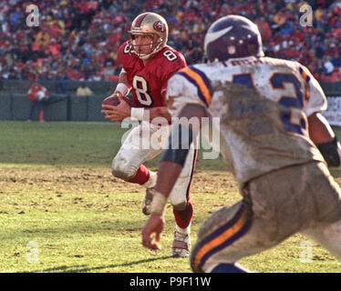 San Francisco, California, USA. 18th Dec, 1995. San Francisco 49ers vs.  Minnesota Vikings at Candlestick Park Monday, December 18, 1995. 49ers beat  Vikings 37-30. San Francisco 49ers quarterback Steve Young Credit: Al