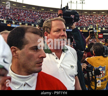 San Francisco, California, USA. 19th Nov, 1989. San Francisco 49ers vs Green  Bay Packers at Candlestick Park Sunday, November 19, 1989. Packers beat  49ers 21-17. Packer quarterback Don Majkowski (7) passes ball