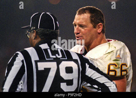 Oakland, California, USA. 22nd Oct, 1995. Oakland Raiders vs. Indianapolis  Colts at Oakland Alameda County Coliseum Sunday, October 22, 1995. Raiders  beat Colts 30-17. Oakland Raiders quarterback Vince Evans Credit: Al  Golub/ZUMA