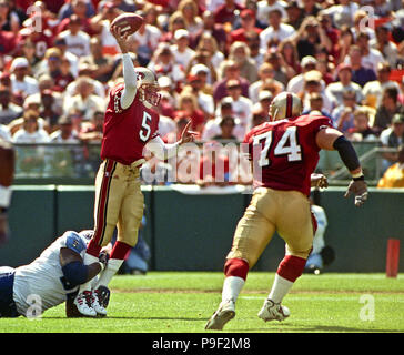 San Francisco, California, USA. 17th Dec, 2000. San Francisco 49ers vs.  Chicago Bears at Candlestick Park Sunday, December 17, 2000. 49ers beat  Bears 17-0. Chicago Bears linebacker Brian Urlacher (54) line up