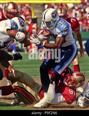 San Francisco, California, USA. 3rd Oct, 1999. San Francisco 49ers vs. Tennessee Titans at Candlestick Park Sunday, October 3, 1999. 49ers beat Titans 24-22. San Francisco 49ers defensive end Chike Okeafor (91) tackles Tennessee Titans wide receiver Derrick Mason Credit: Al Golub/ZUMA Wire/Alamy Live News Stock Photo