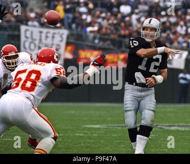 Oakland, California, USA. 3rd Dec, 1995. Oakland Raiders vs. Kansas City  Chiefs at Oakland Alameda County Coliseum Sunday, December 3, 1995. Chiefs  beat Raiders 29-23. Oakland Raiders guard Steve Wisniewski (76) blocks