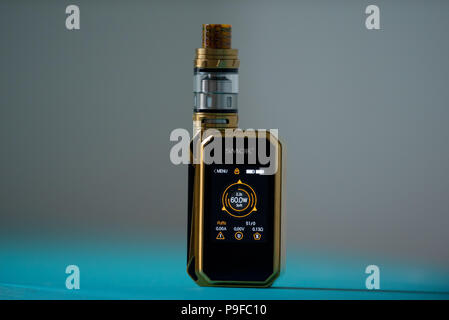 E Zigarette Smok Gpriv 2 220 Watt vaping Mod für vapers Stockfotografie -  Alamy