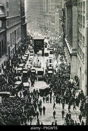 Stock market crash of 1929 in New York, people expecting on the sidewalks of Wall Street in front… Stock Photo